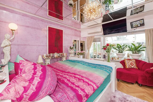 Schlafzimmer mit Spiegeldecke