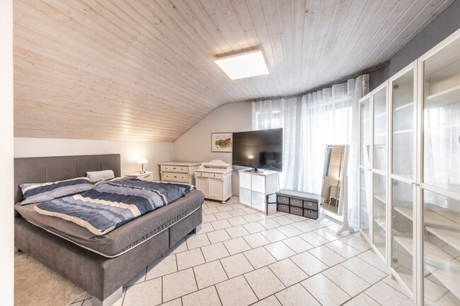 Großes Schlafzimmer im Obergeschoss – ruhig, hell und mit Balkonzugang.