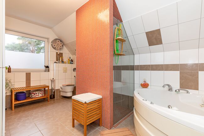 Bad im OG (Dusche und Wanne)