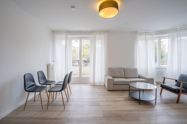 Wohnzimmer mit Balkon