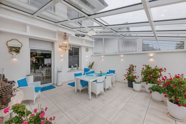 Kronleuchte auf der Terrasse