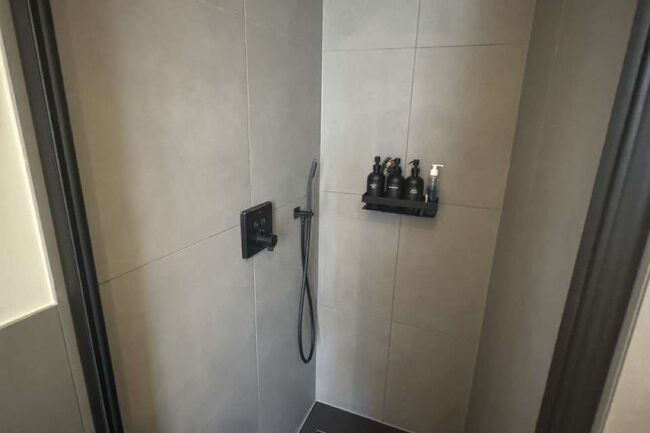 Dusche mit Ablage